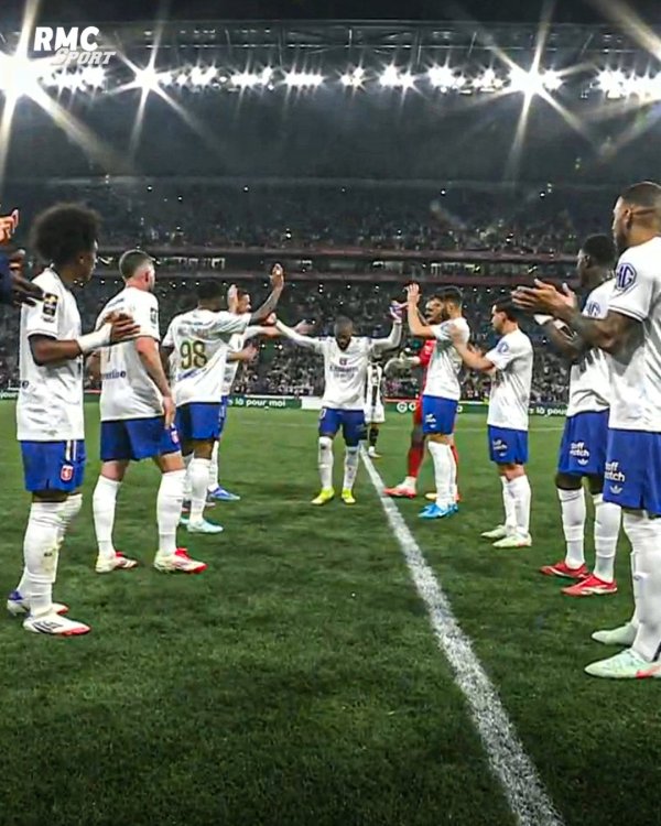 Legend of Lyon! Lacazette was replaced after the two-fold farewell fight, enjoying the tribute in line