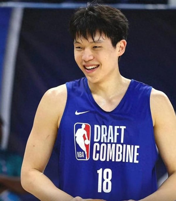 For the first time! CCTV5 live broadcast of the NBA Summer League, the Trail Blazers vs. the Warriors, Yang Hansen ushered in his first show